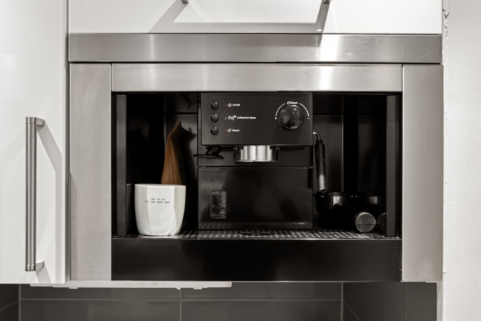 Integrert kaffemaskin som tilfører kjøkkenet en ekstra grad av komfort og funksjonalitet i hverdagen Galleribilde