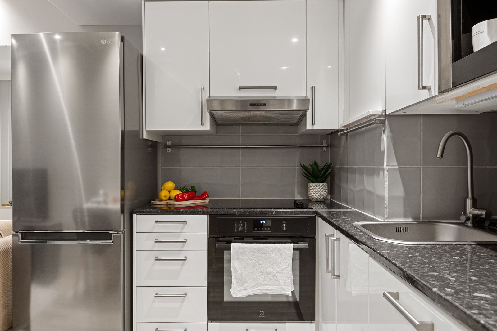 Kjøkkenet er utført i lyse fargevalg og har et moderne uttrykk, med diverse integrerte hvitevarer og innredning fra 2016. Galleribilde