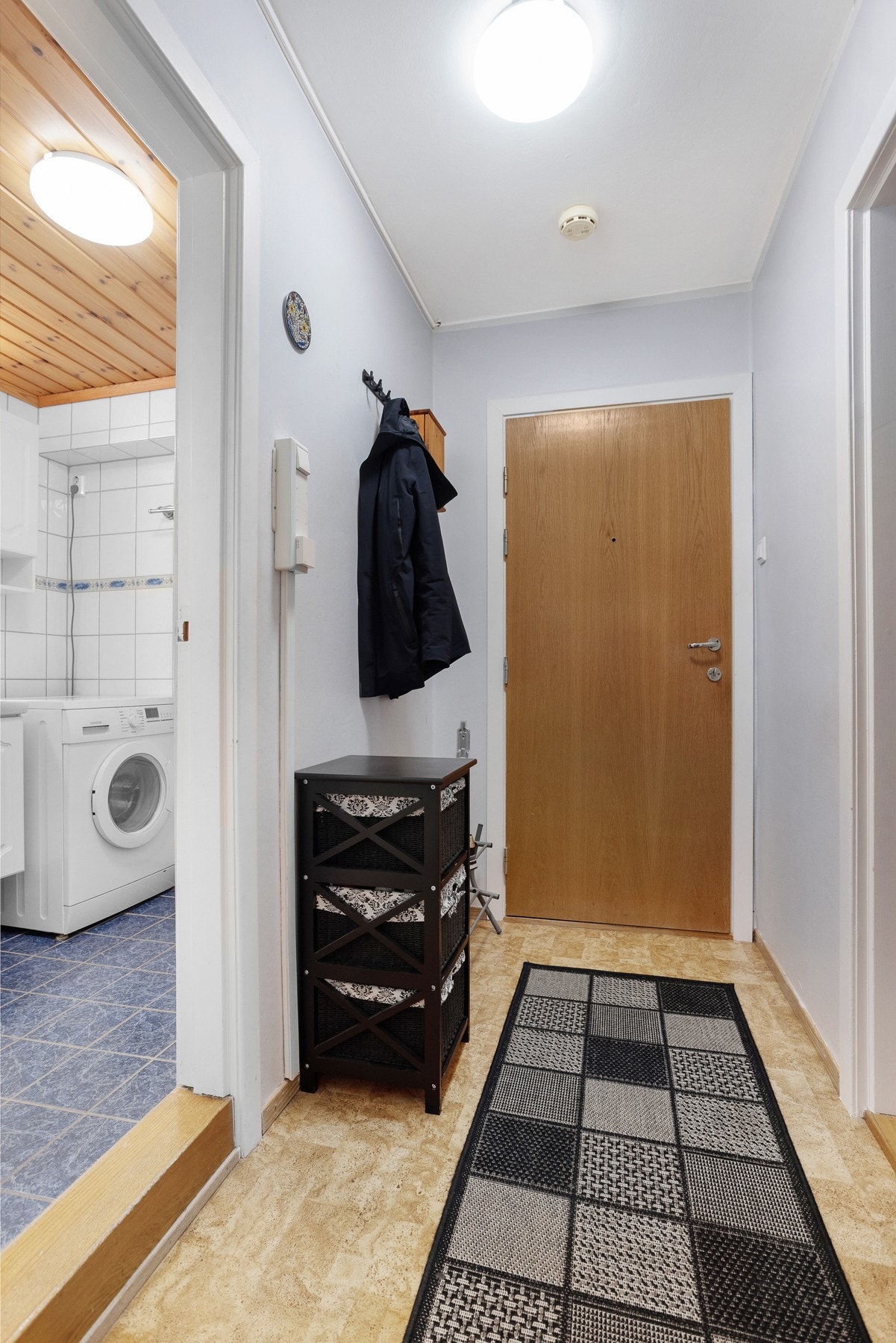 Lys og fin entré med plass til oppbevaring av sko og yttertøy Galleribilde