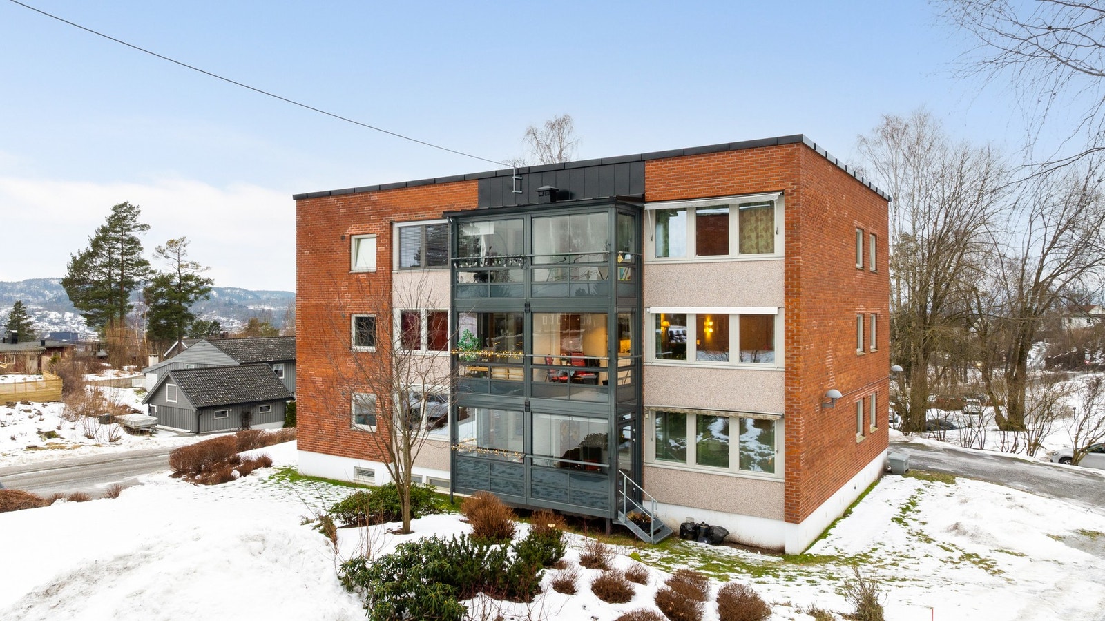 PrivatMegleren v/ Stefan Mladenovic har gleden av å presentere Konglevegen 10. Foto: THT Foto Galleribilde