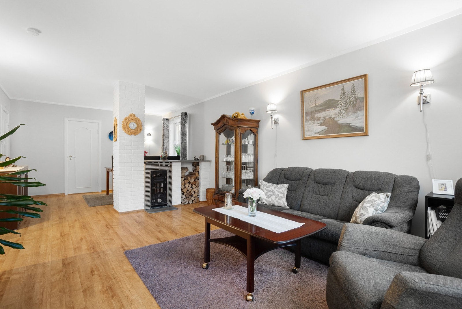 Klassisk vedovn i stuen som gir god varme på kalde vinterdager Galleribilde