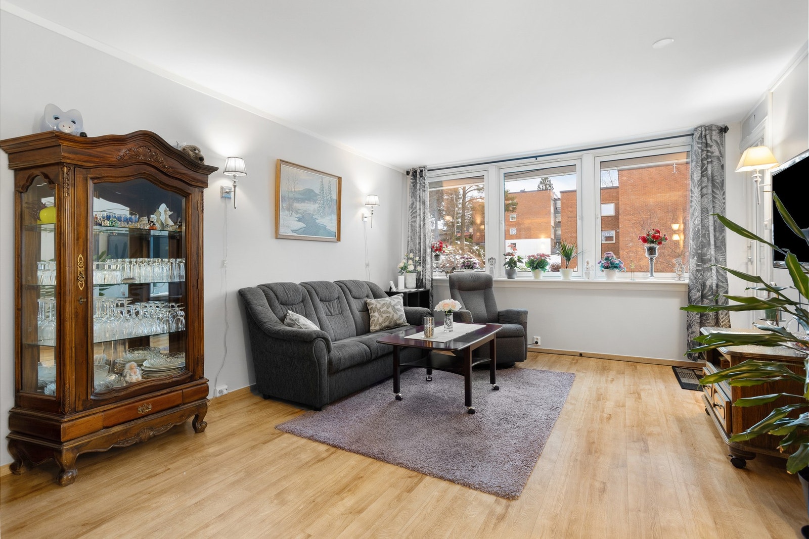 Fra stuen er det utgang til innglasset balkong fra 2022 Galleribilde