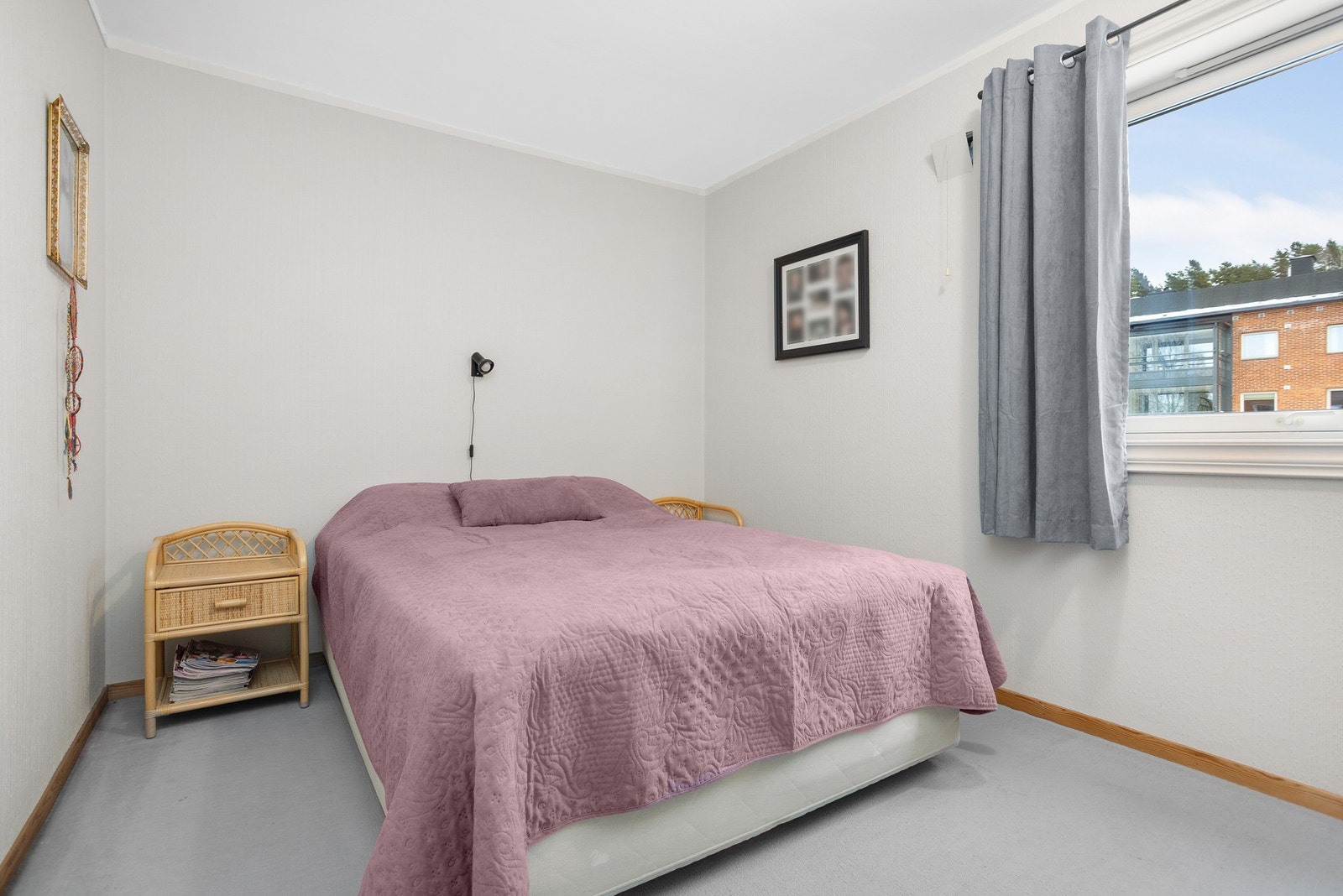 Soverom I med vegg til vegg teppe på gulv Galleribilde