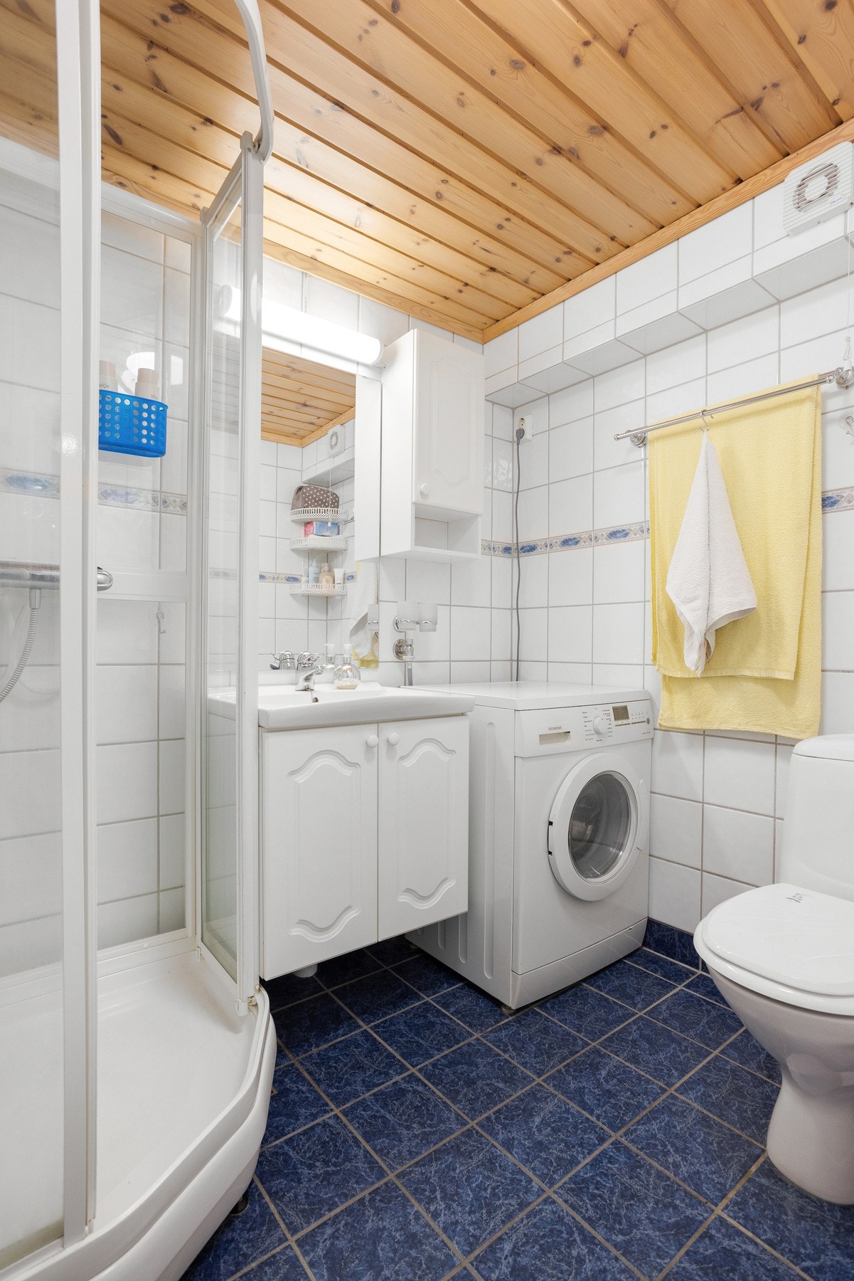 Flislagte vegger og gulv på bad og opplegg til vaskemaskin Galleribilde