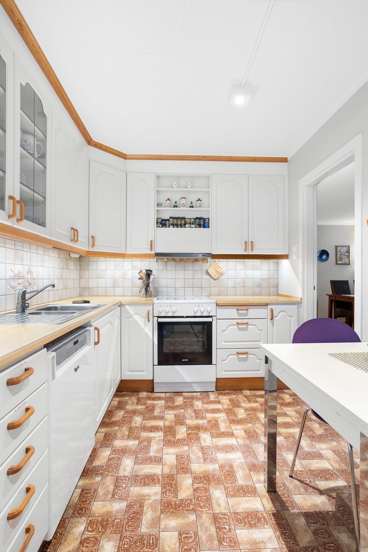 Godt med oppbevaringsplass på kjøkkenet og opplegg til oppvaskmaskin Galleribilde