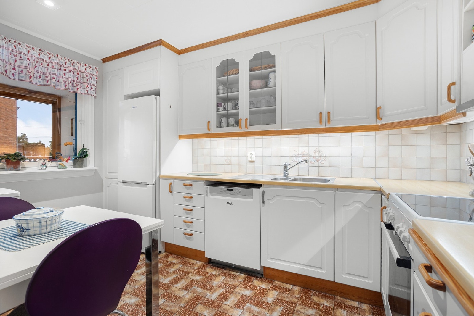 Kjøkkeinnredning med hvite profilerte fronter Galleribilde