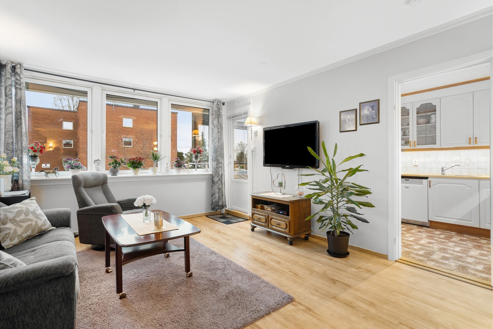 Stuen er av fin størrelse, vinduene gir godt med naturlig lysinnslipp Galleribilde