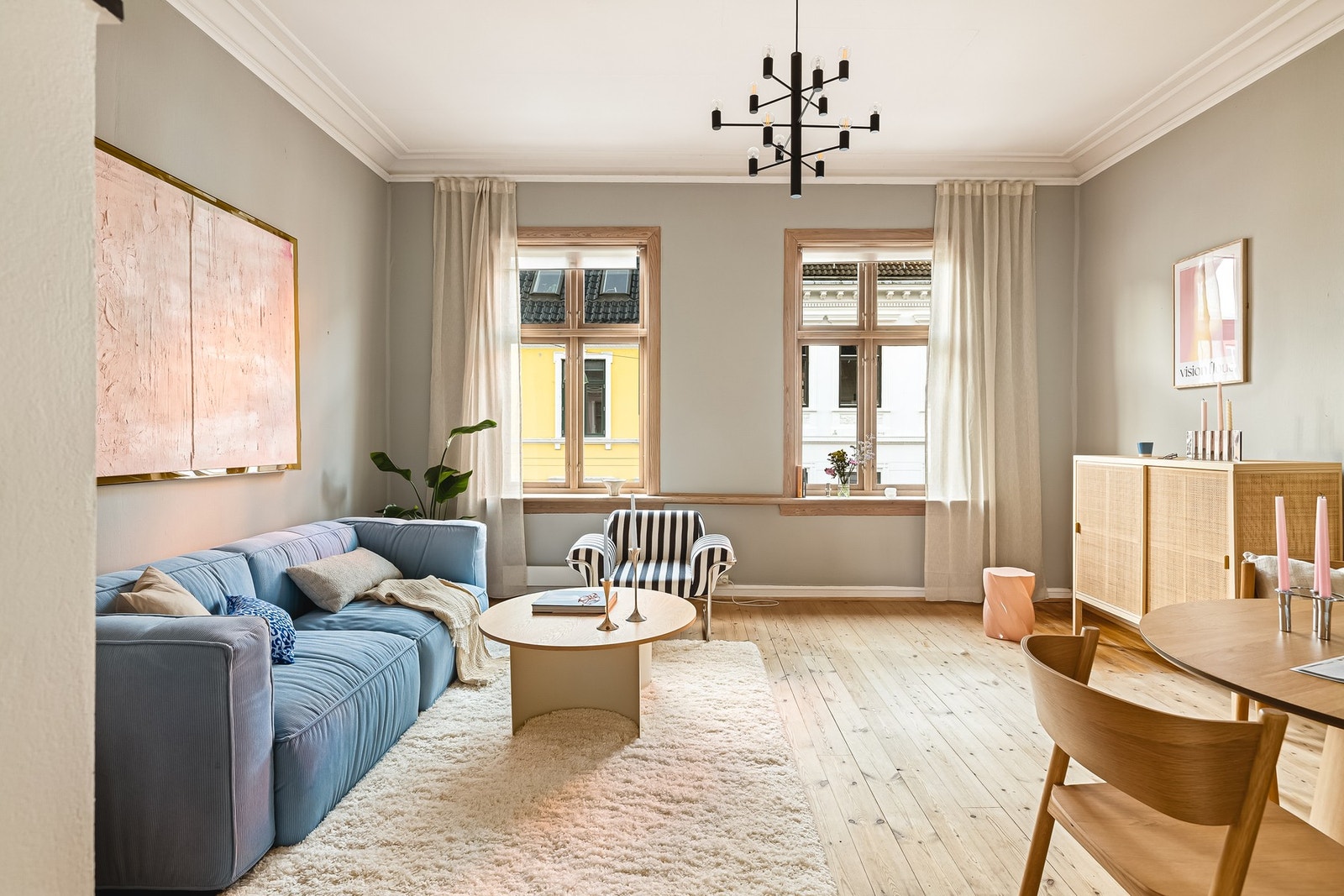 - Leiligheten har en luftig og innbydende atmosfære med store, klassiske vinduer som gir godt med naturlig lys - Galleribilde