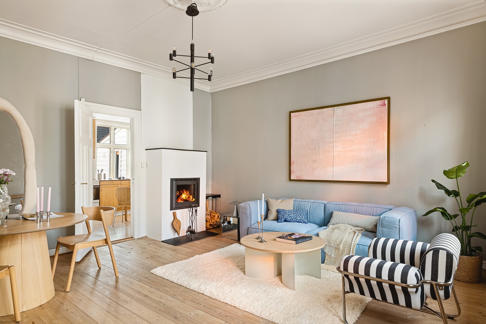 - Stuen oppleves romslig og sosial, med god plass til både sofagruppe og spisebord - Galleribilde