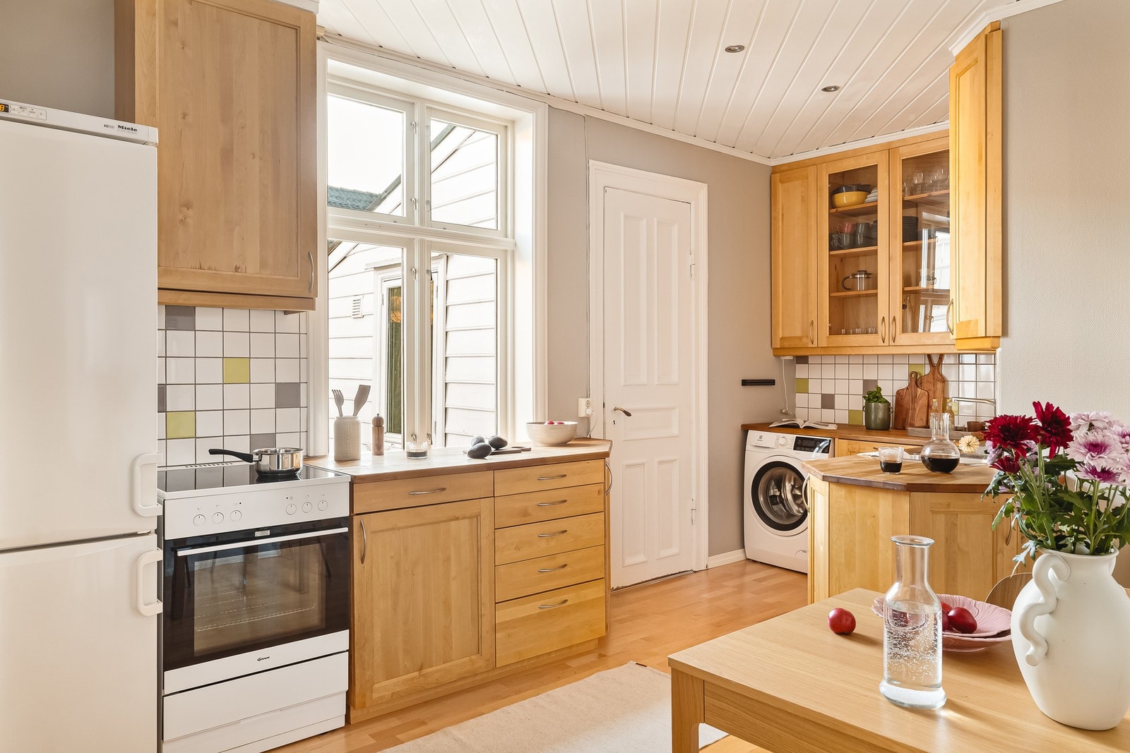 - Kjøkkenet er godt utnyttet og har rikelig med både skap- og arbeidsplass - Galleribilde