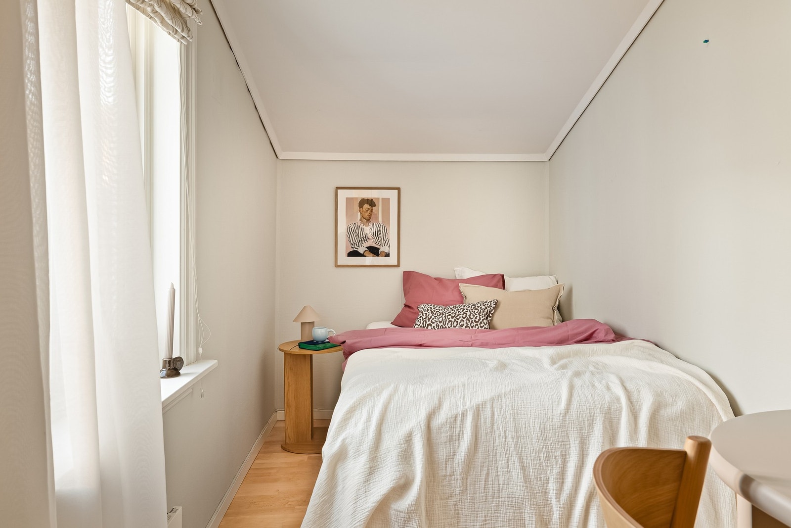 - Det andre soverommet passer like godt som barnerom, gjesterom eller hjemmekontor - Galleribilde