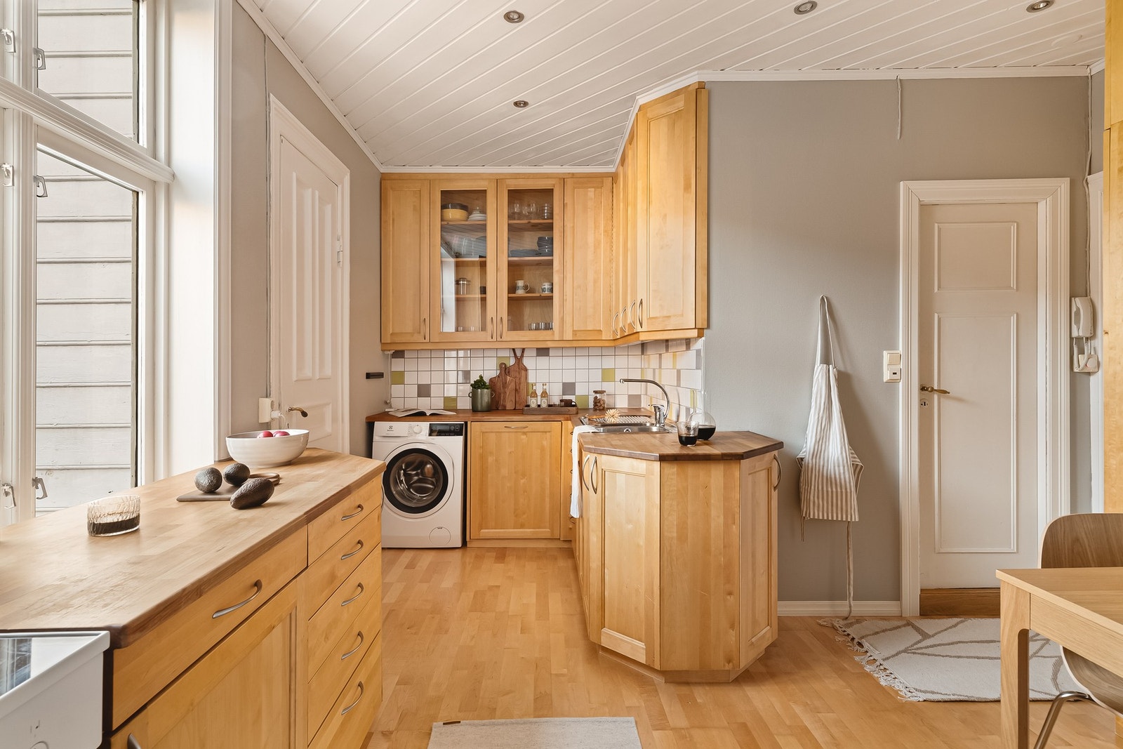 -Kjøkkenet har spotlights i himling og frittstående hvitevarer, samt opplegg for vaskemaskin - Galleribilde