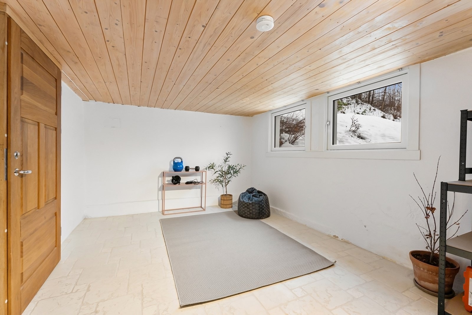 Innredet rom i underetasje. Egen utgang. Byggemeldt som bod. Varmekabler Galleribilde