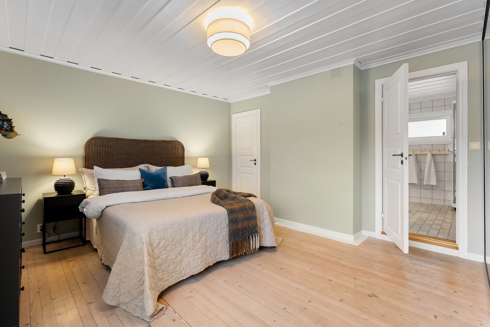 Hovedsoverom med adkomst walk-in garderobe og bad Galleribilde