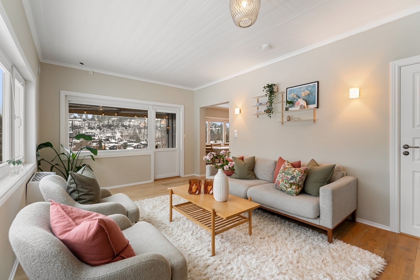 Lys og trivelig stue med utgang til flott uteplass Galleribilde