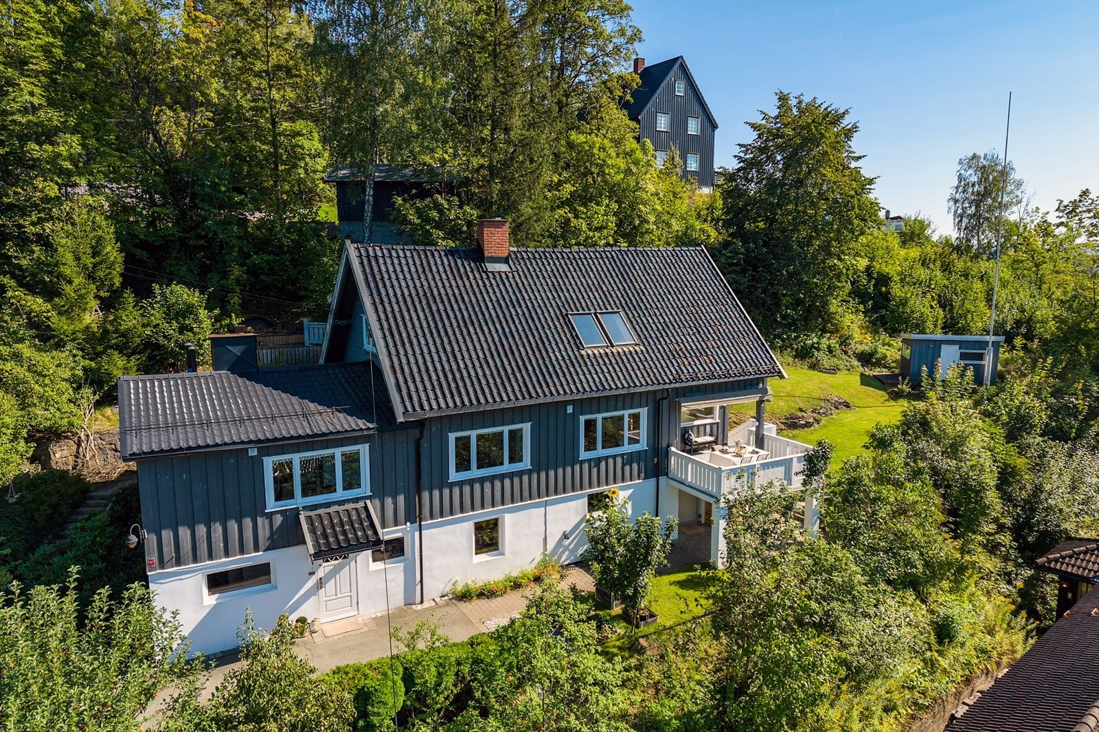 Boligen går over hele under- og første etasje Galleribilde