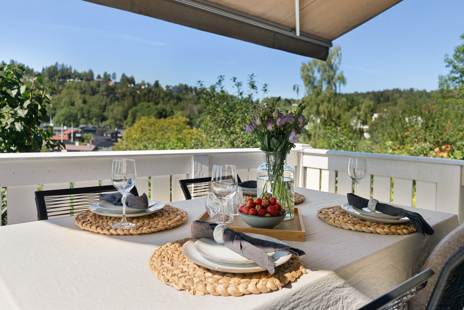 Et perfekt sted å nye sene sommerkvelden med gode venner Galleribilde