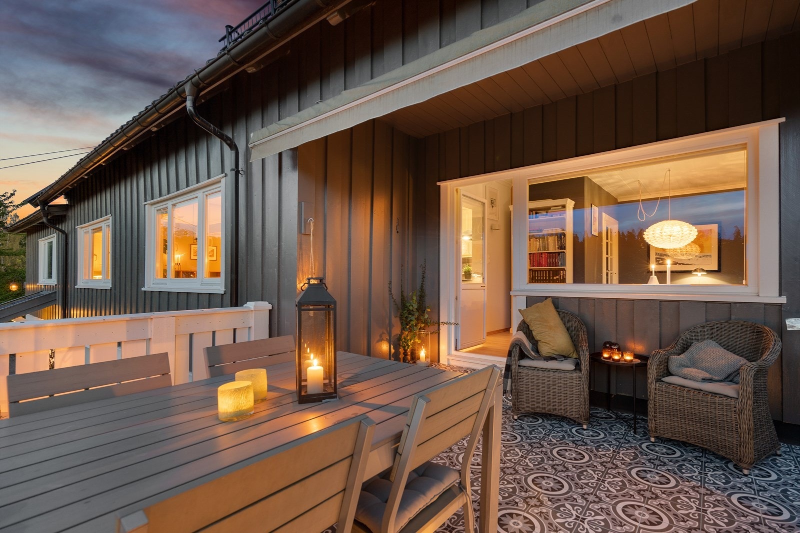 Delvis overbygget balkong med markise Galleribilde