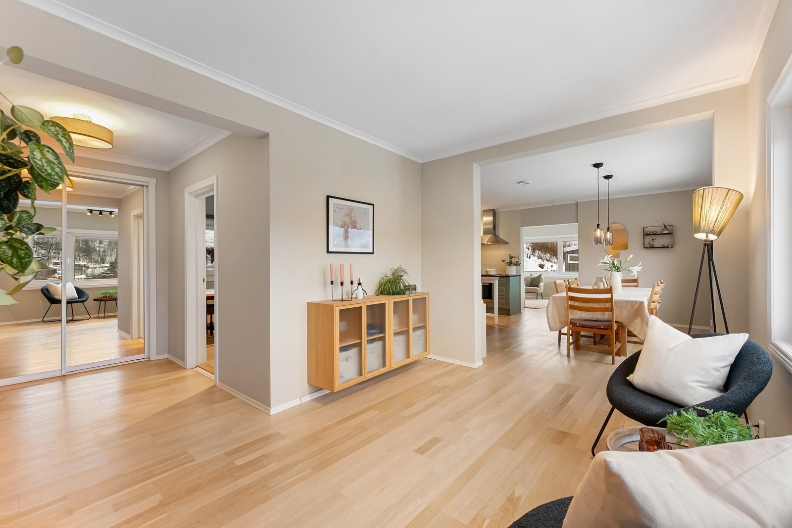 Forstue. Til venstre stor bod/garderobe Galleribilde