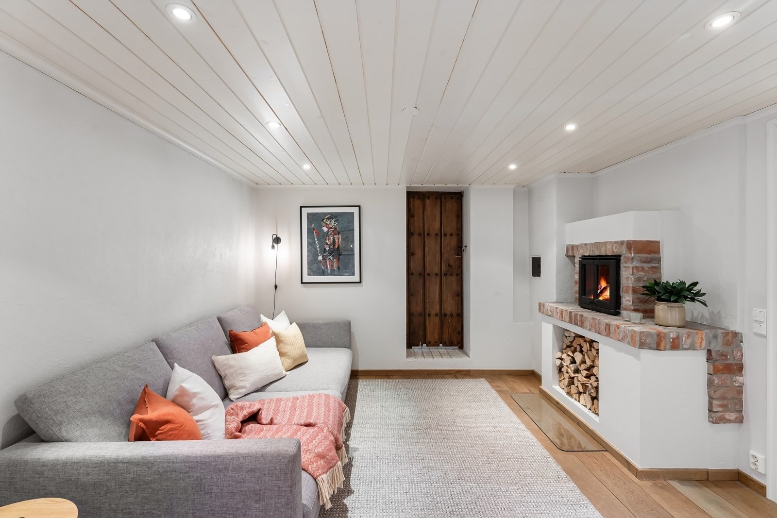 I underetasjen ligger peisestuen. Her er det gulvvarme som gir et lunt og behagelig underlag. Galleribilde