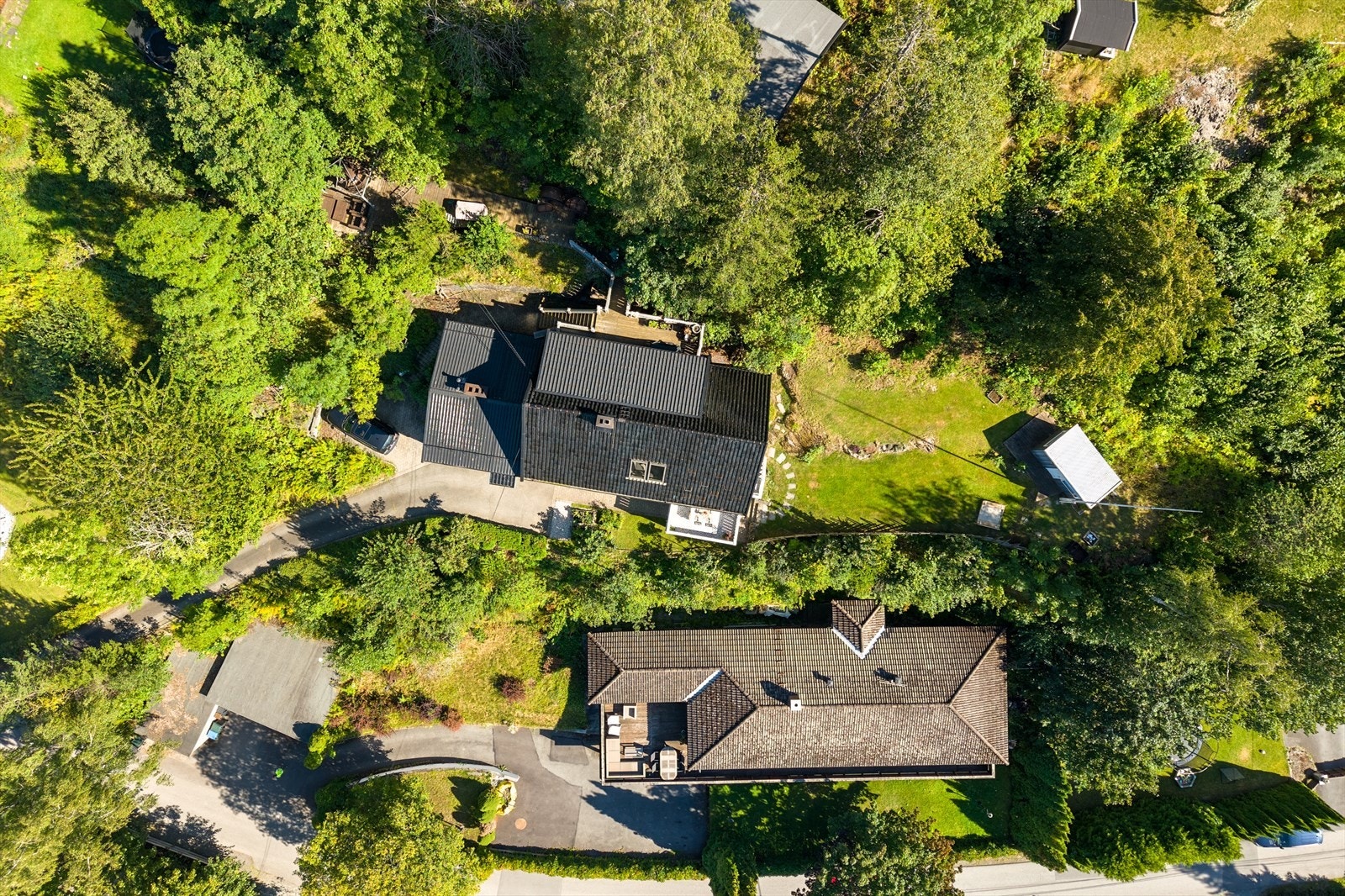 Hele hagen til høyre tilhører denne boligen eksklusivt Galleribilde