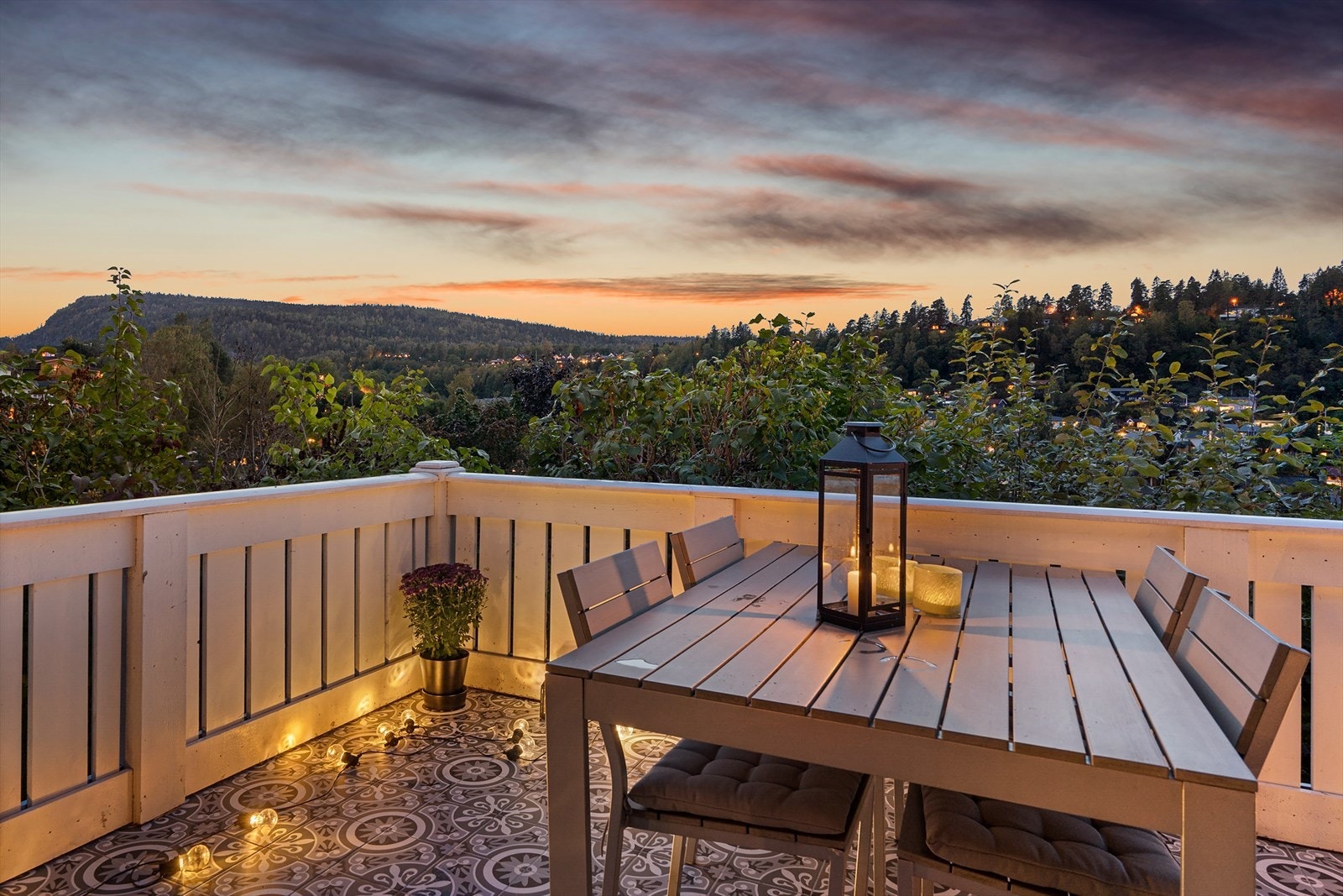 Kveldsstemning med Skaugumsåsen i bakkant Galleribilde