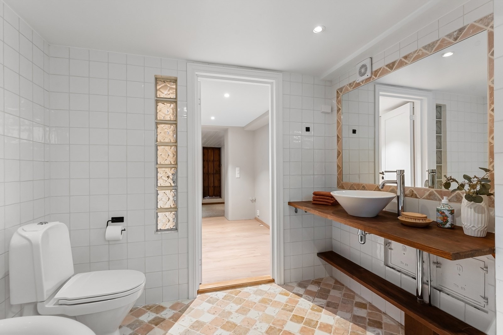 Badet i underetasjen er utstyrt med toalett, frittstående badekar, servantinnredning og speil på vegg. Det er opplegg for vaskemaskin Galleribilde