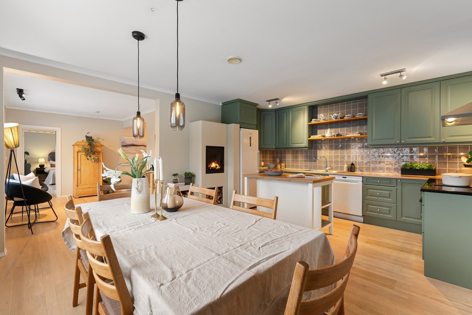 En herlig sosial sone der åpne flater gir glidende overgang mellom etasjen tre oppholdssoner Galleribilde