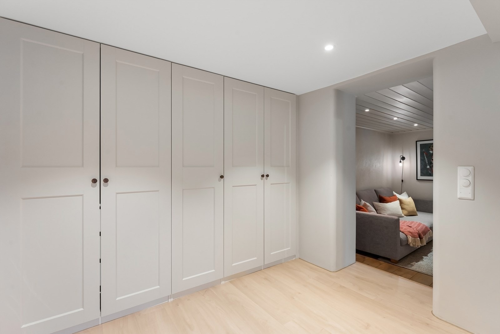 Stor garderobe i mellomgang Galleribilde