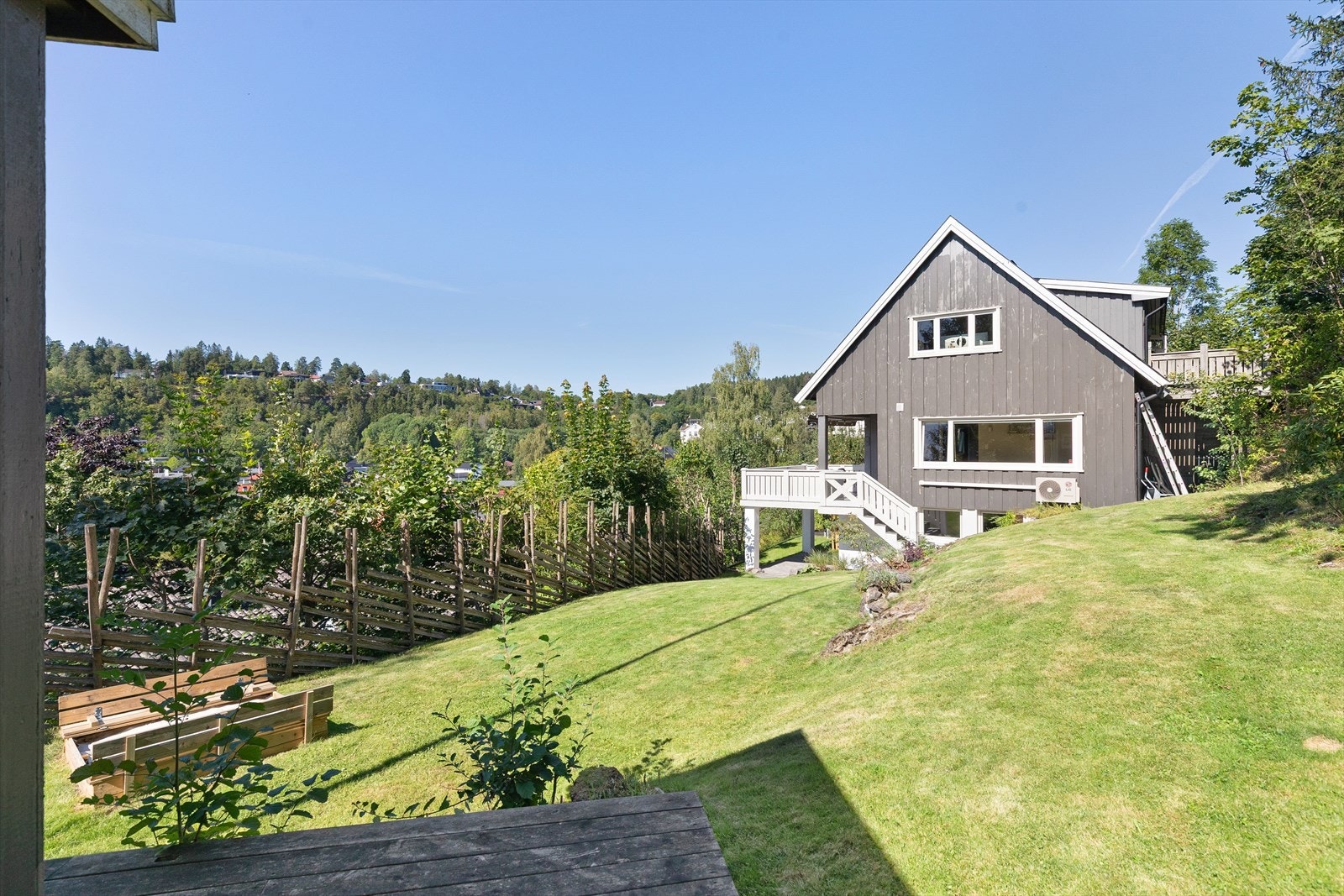 Perfekt beliggende i forhold til kveldssolen som går ned over åsen rundt 21:30 Galleribilde