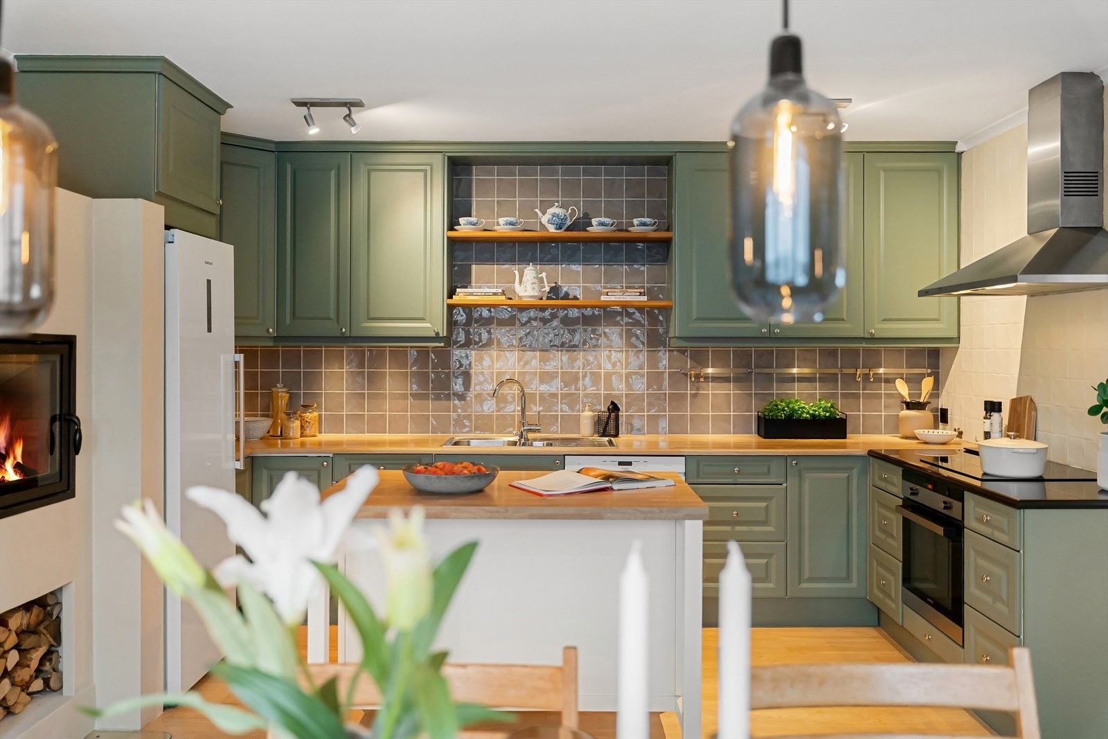 Kjøkkeninnredning i tidsriktig farger. Øyen skaper soner og og ekstra lagringsplass Galleribilde