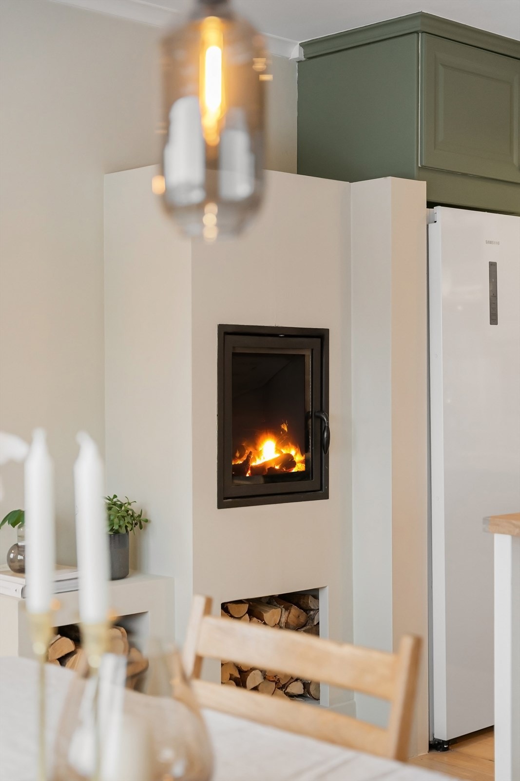 Peisovn i fin høyde som ses både fra kjøkken og spiseplassen Galleribilde