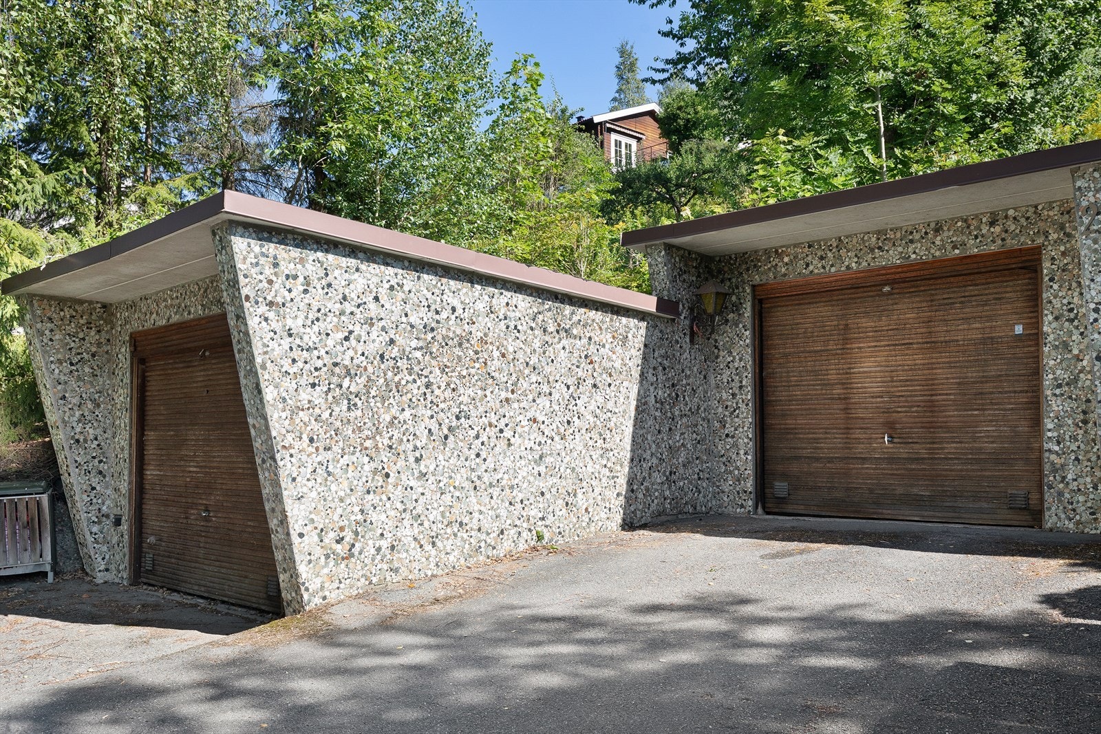 Det medfølger en garasjeplass i fellesanlegg. Den til høyre i dette bildet Galleribilde