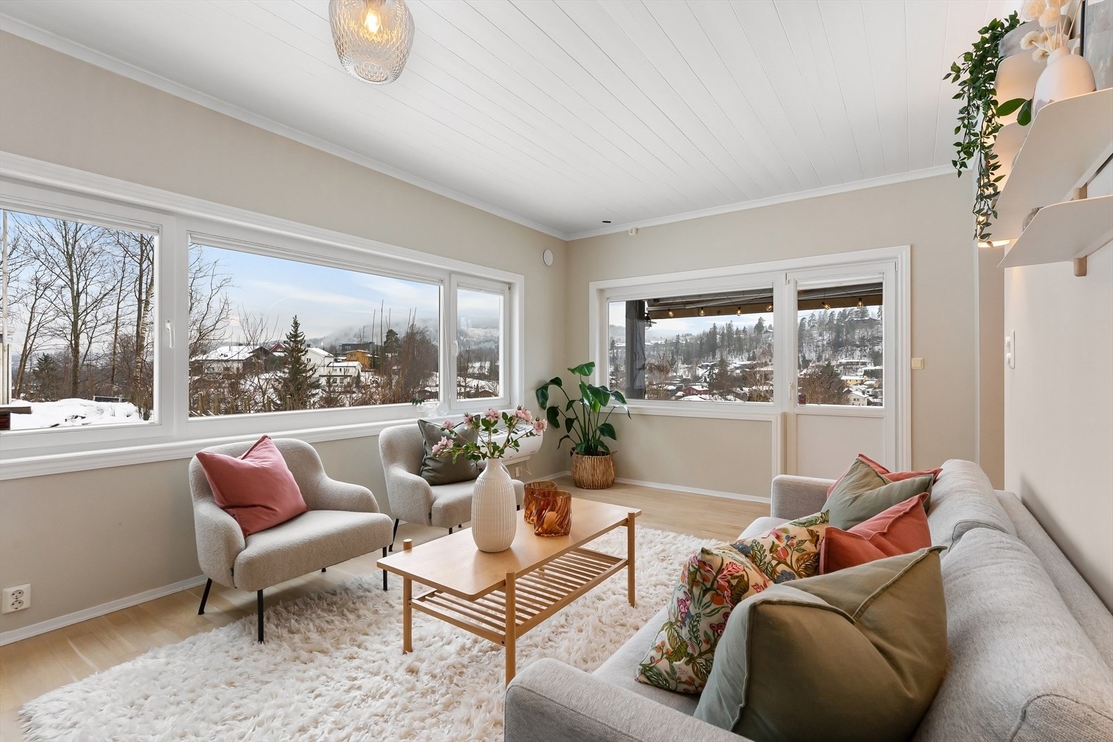 Med lys inn fra to kanter får man et lyst rom. Legg merke til utsikten Galleribilde