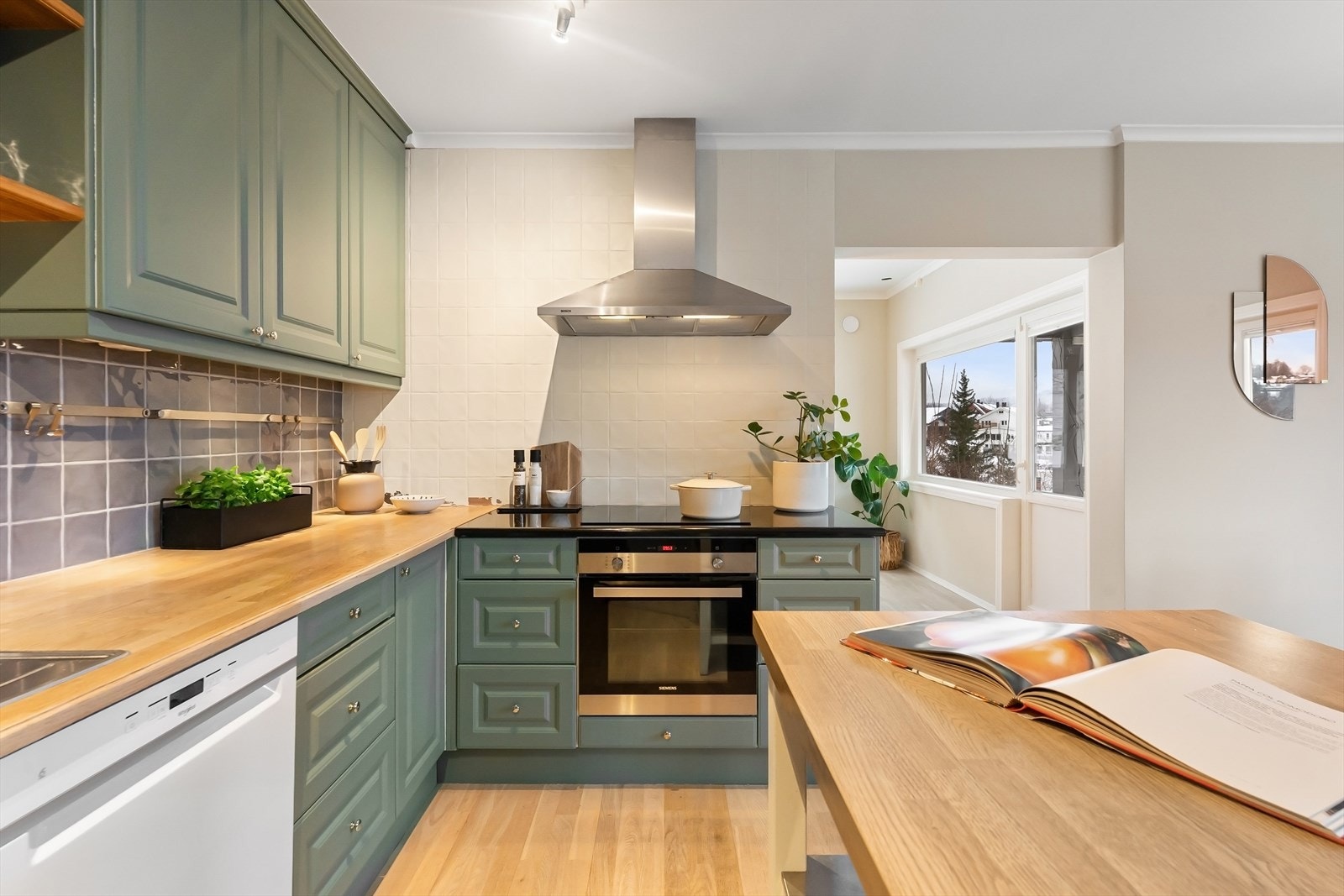 Fliser over steketopp og mellom benk og overskap Galleribilde