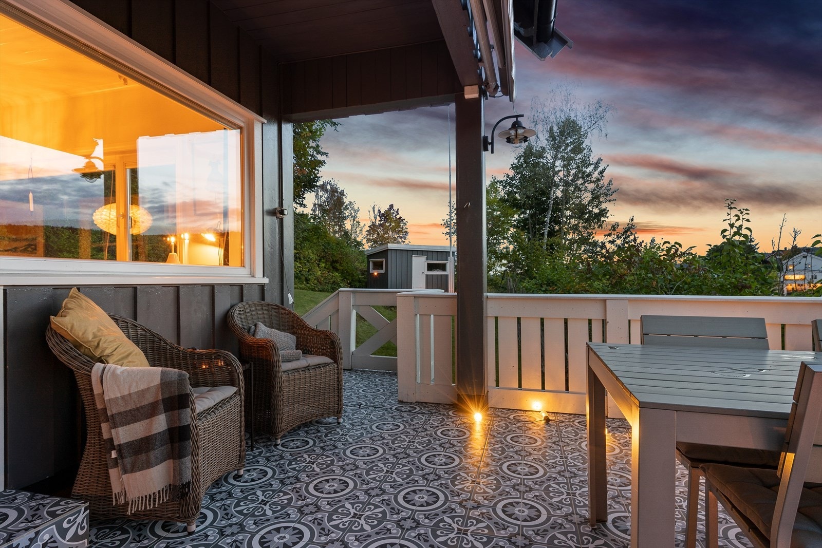 Flott balkong utenfor stuen. Trapp til hage Galleribilde