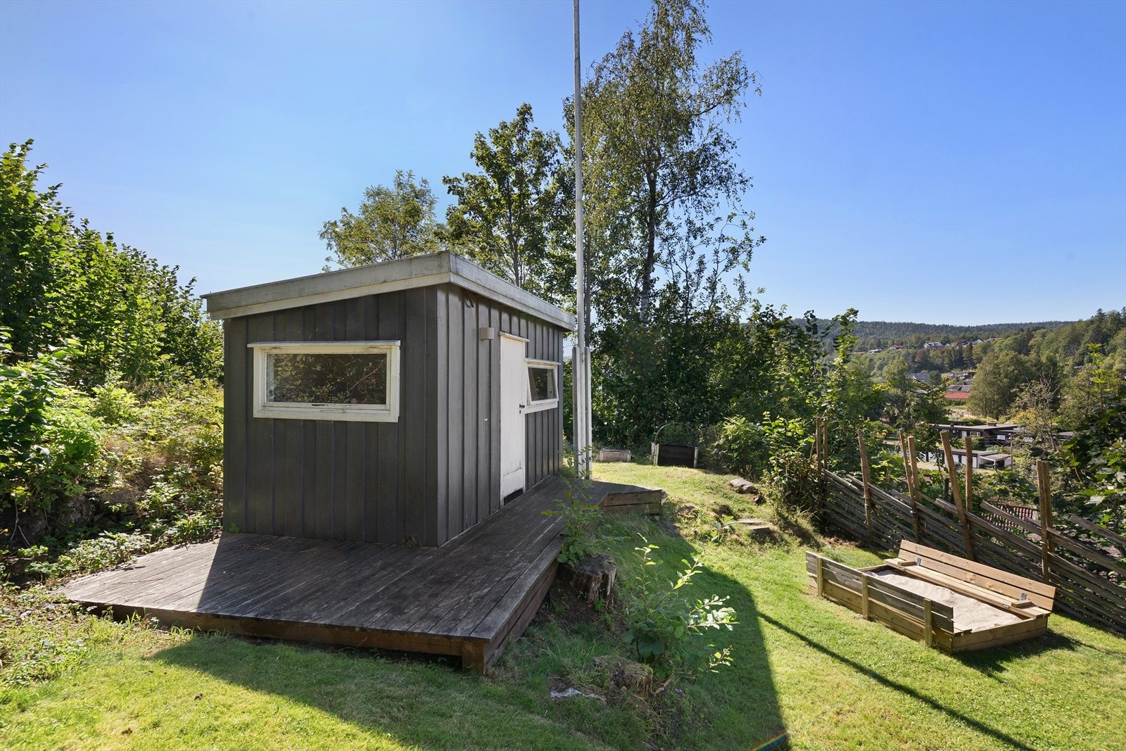 Hagebod med platting. Flaggstang er hyggelig å ha på egen eiendom Galleribilde