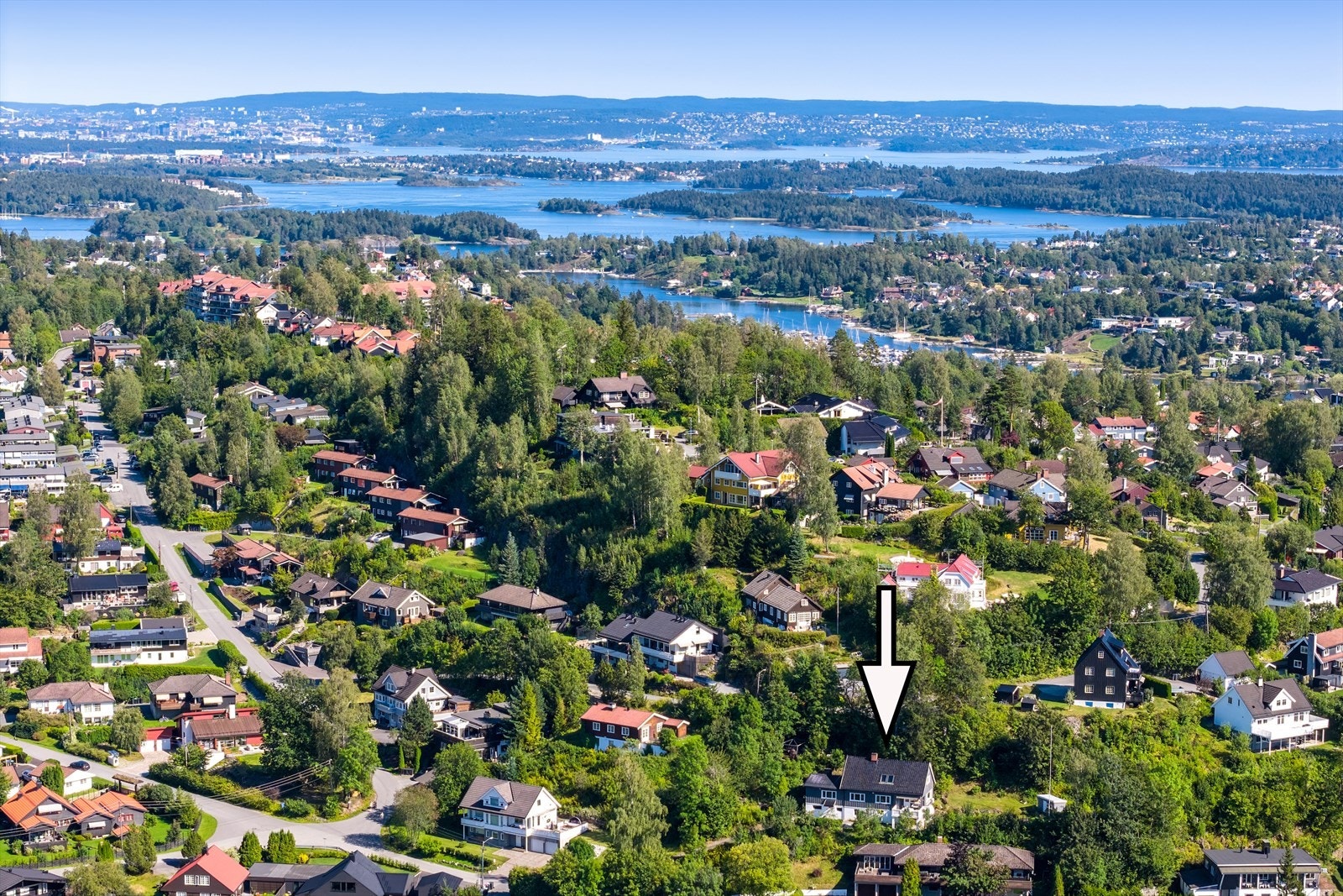 Dronebilde mot Nesøya og fjorden Galleribilde