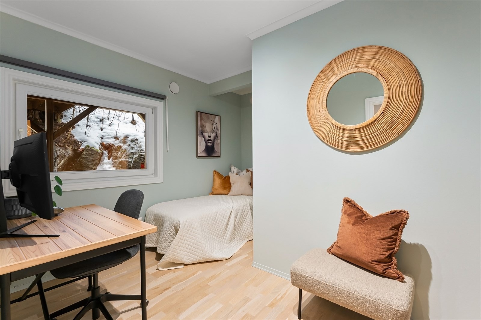 Soverom 2 i 1.etasje med god plass til stor seng, skrivepult og garderobe. Galleribilde