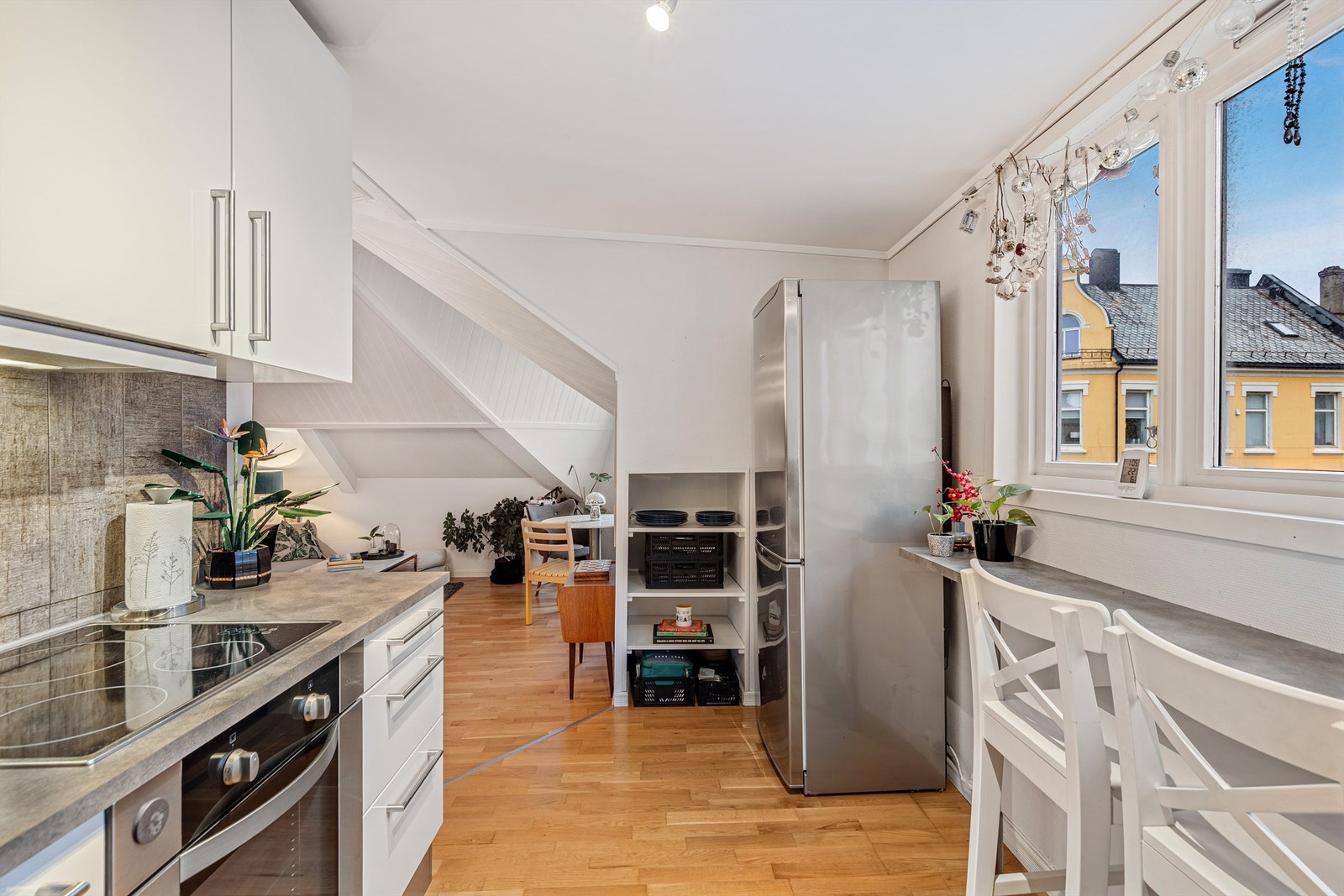 Åpen løsning mellom kjøkken og stue. Galleribilde