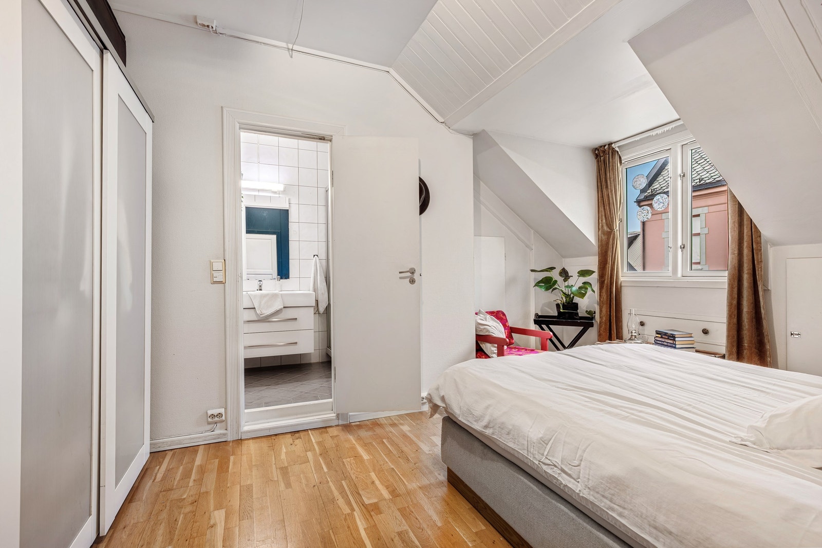 Tilkomst til bad via soverommet. Galleribilde