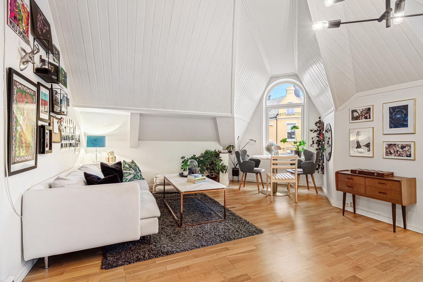 Romslig stue med skråtak og vindu som gir naturlig lys. Galleribilde