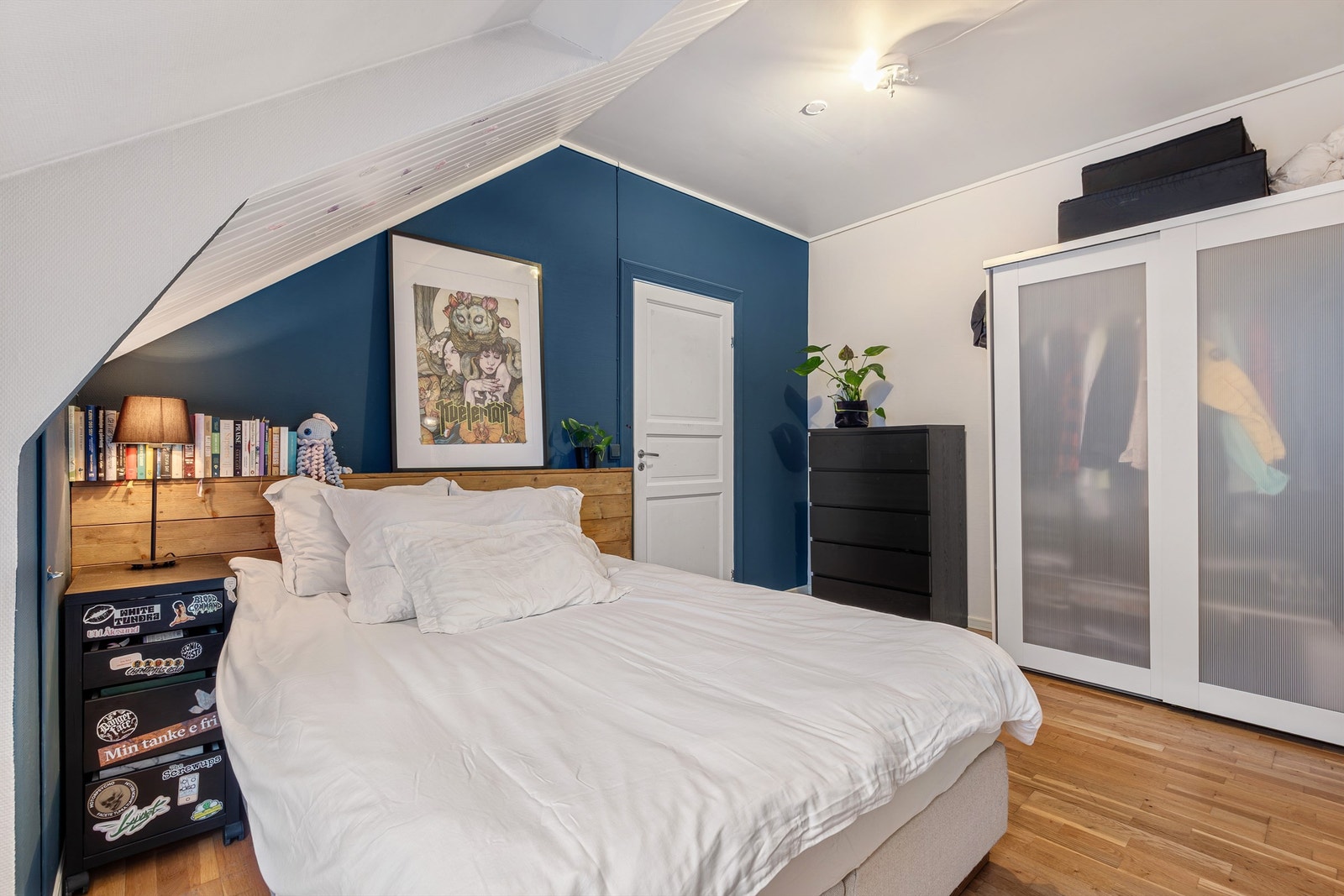 Romslig soverom. Galleribilde