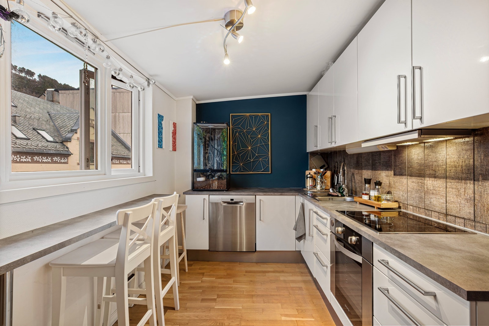 Kjøkken med god skap- og benkeplass. Galleribilde