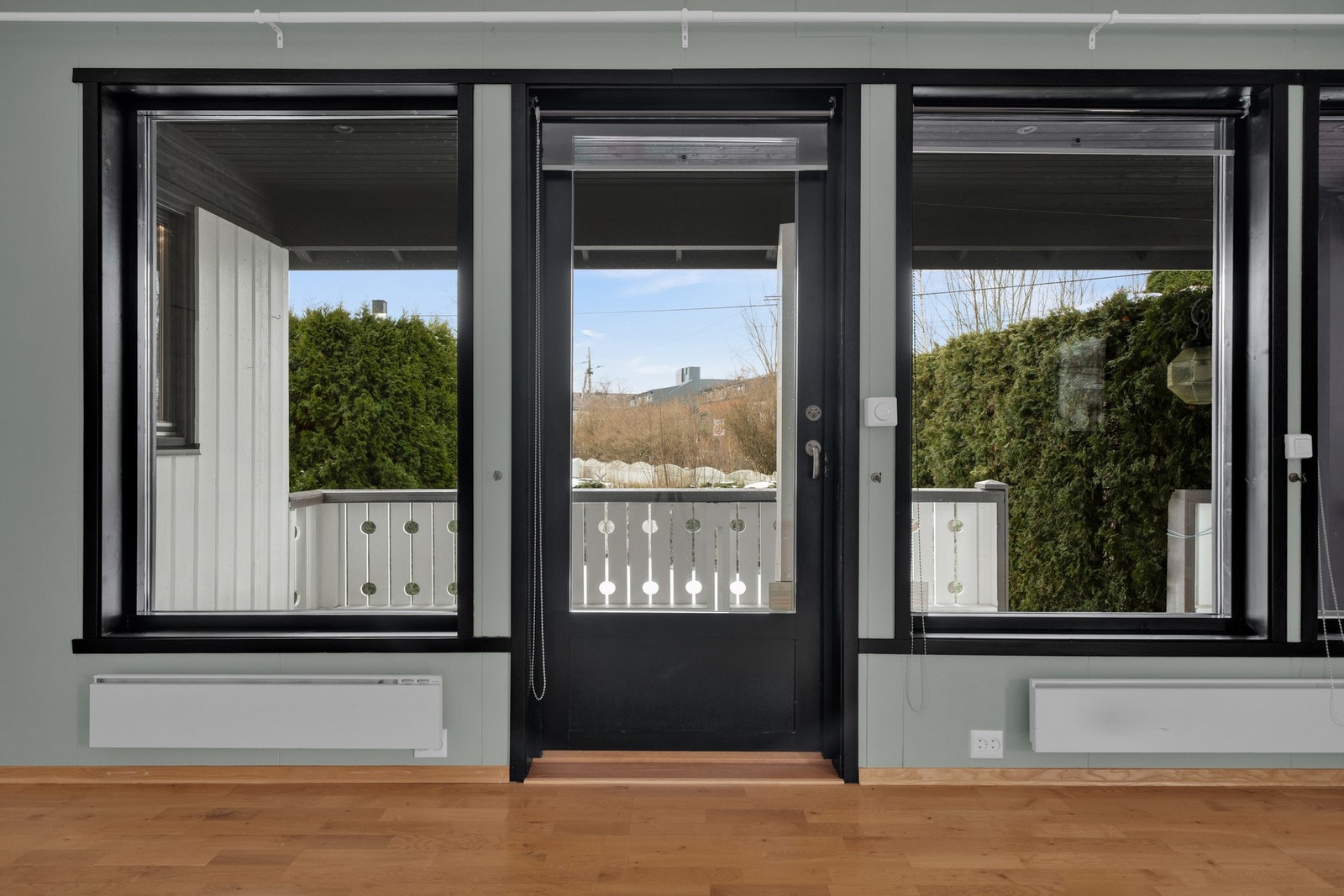 Fra stuen er det utgang til overbygget terrasse. Galleribilde