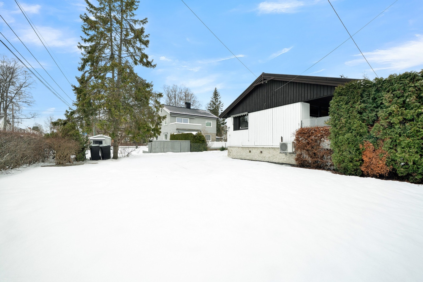 Stor hage med boltreplass for både store og små. Galleribilde