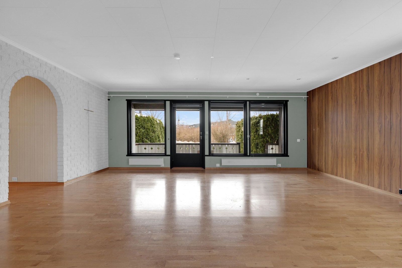 Stuen er romslig og har store vindusflater som gir godt naturlig lys. Galleribilde