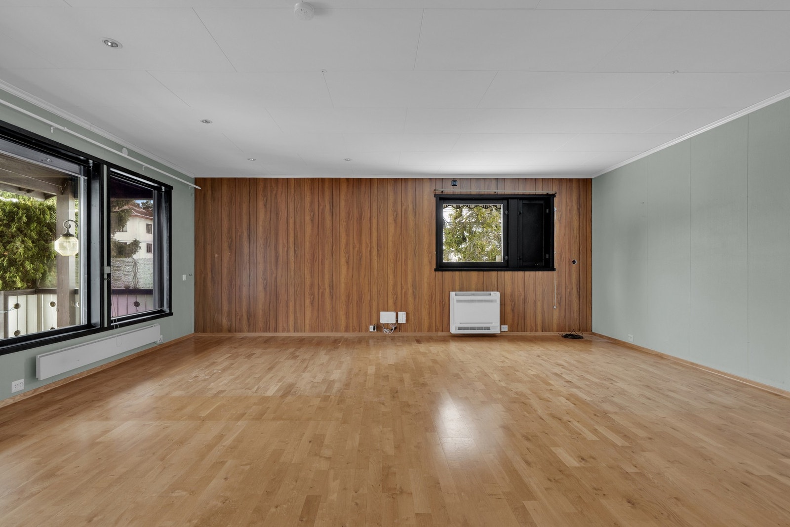 Det er parkett på gulv og panelte vegger. Galleribilde