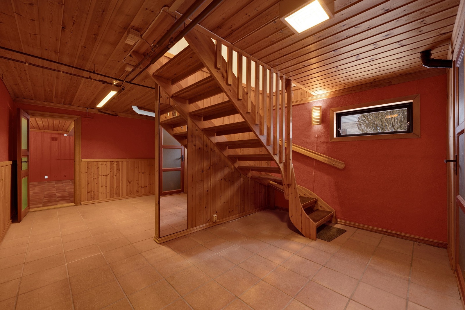 Kjelleren har intern trappeforbindelse og består av flere rom, herunder stor kjellerstue med peis, boder, omkledningsrom og vaskerom. Galleribilde