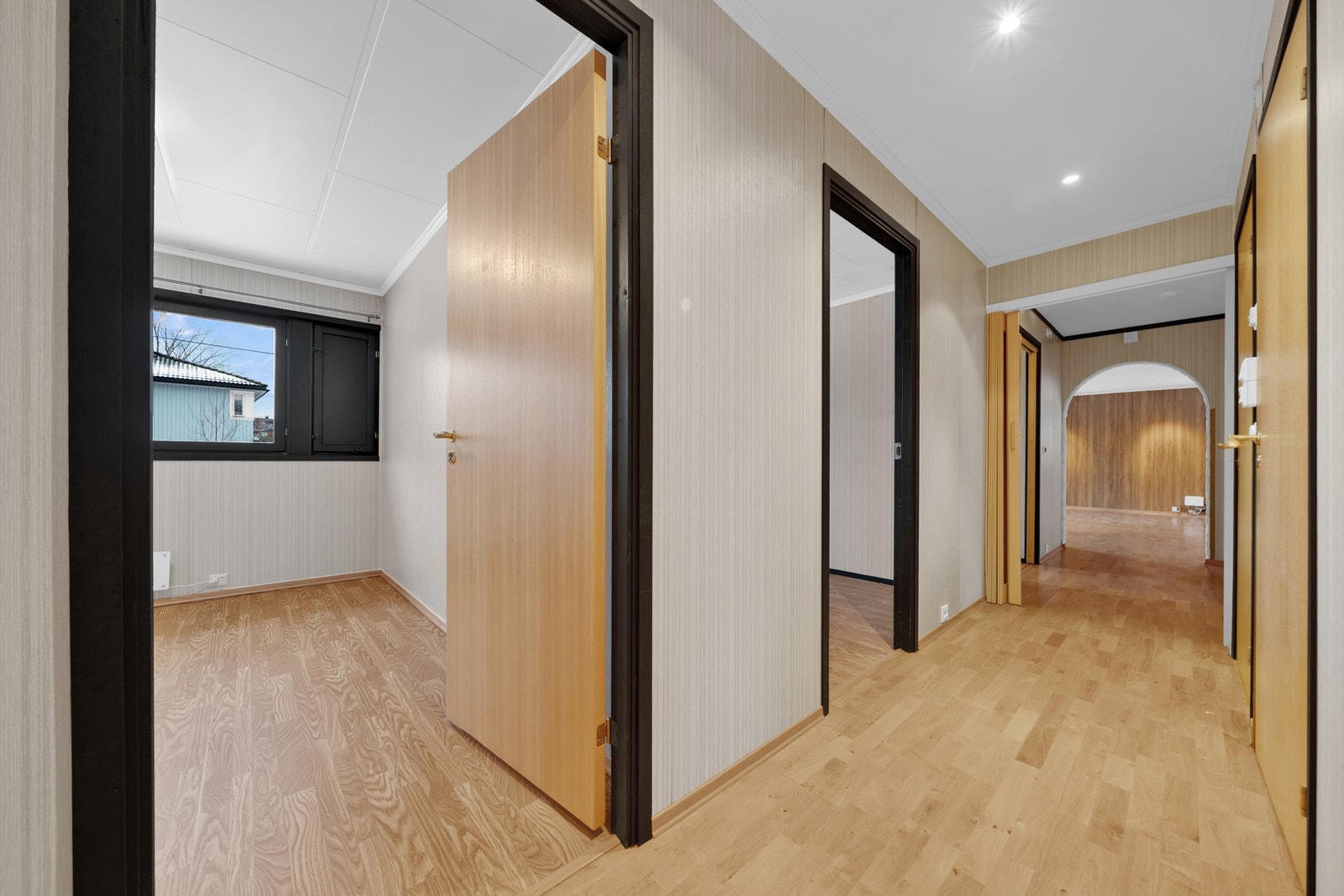 Videre inn i 1. etasje ligger boligens tre soverom. Galleribilde